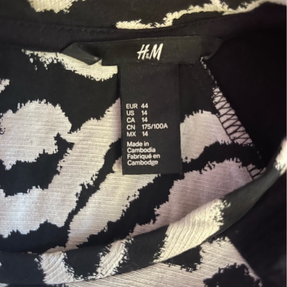 H&M — Size 14 — Knee-length, Long-Sleeve Dress - Picture 3 of 3